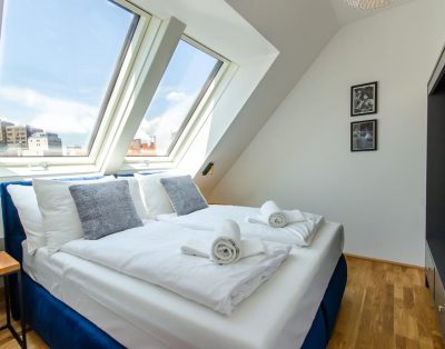 Zentrale Dachgeschosswohnung mit moderner Einrichtung