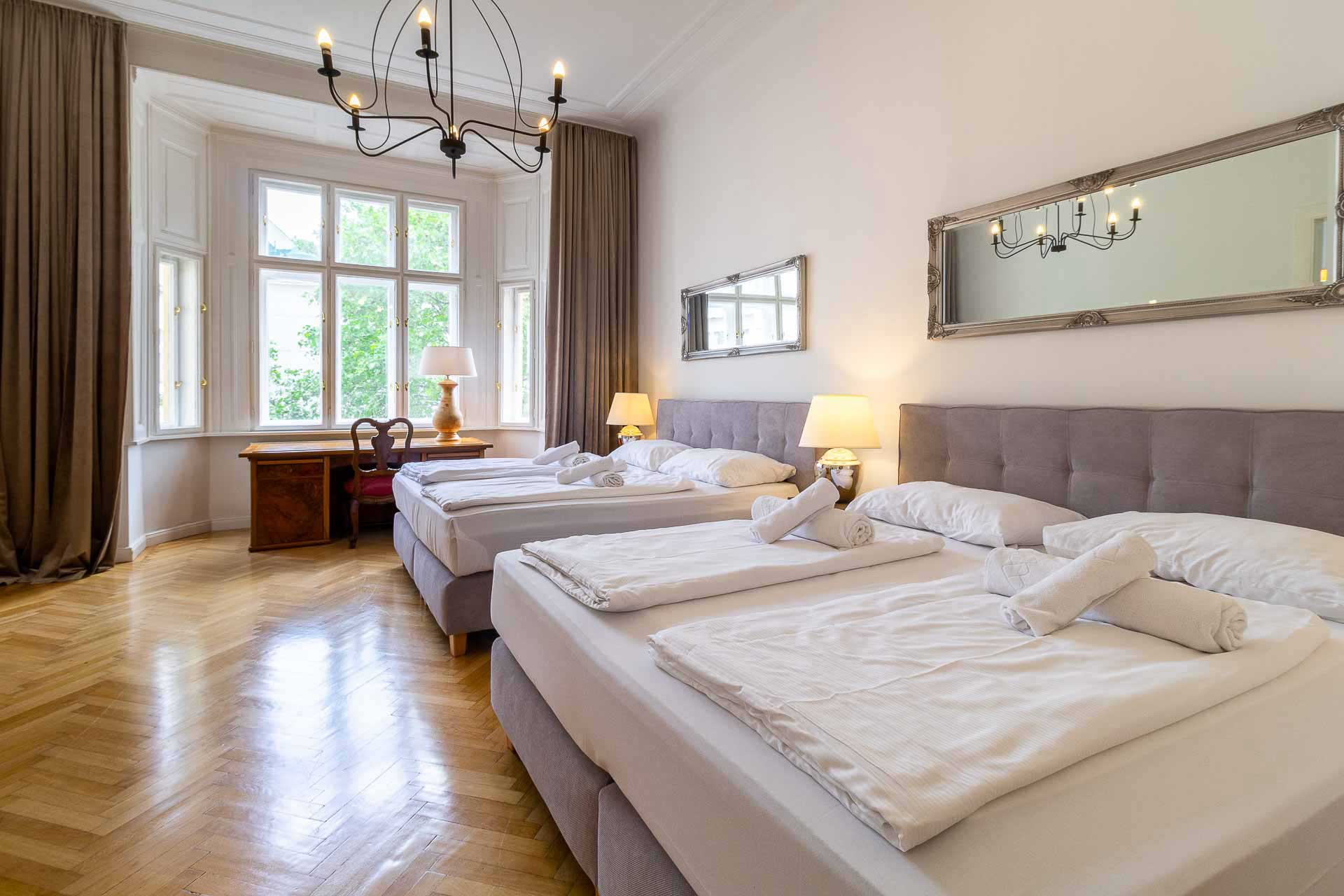2 kingsize beds in lighflooded bedroom with fresh linen in 3 room apartment in Vienna